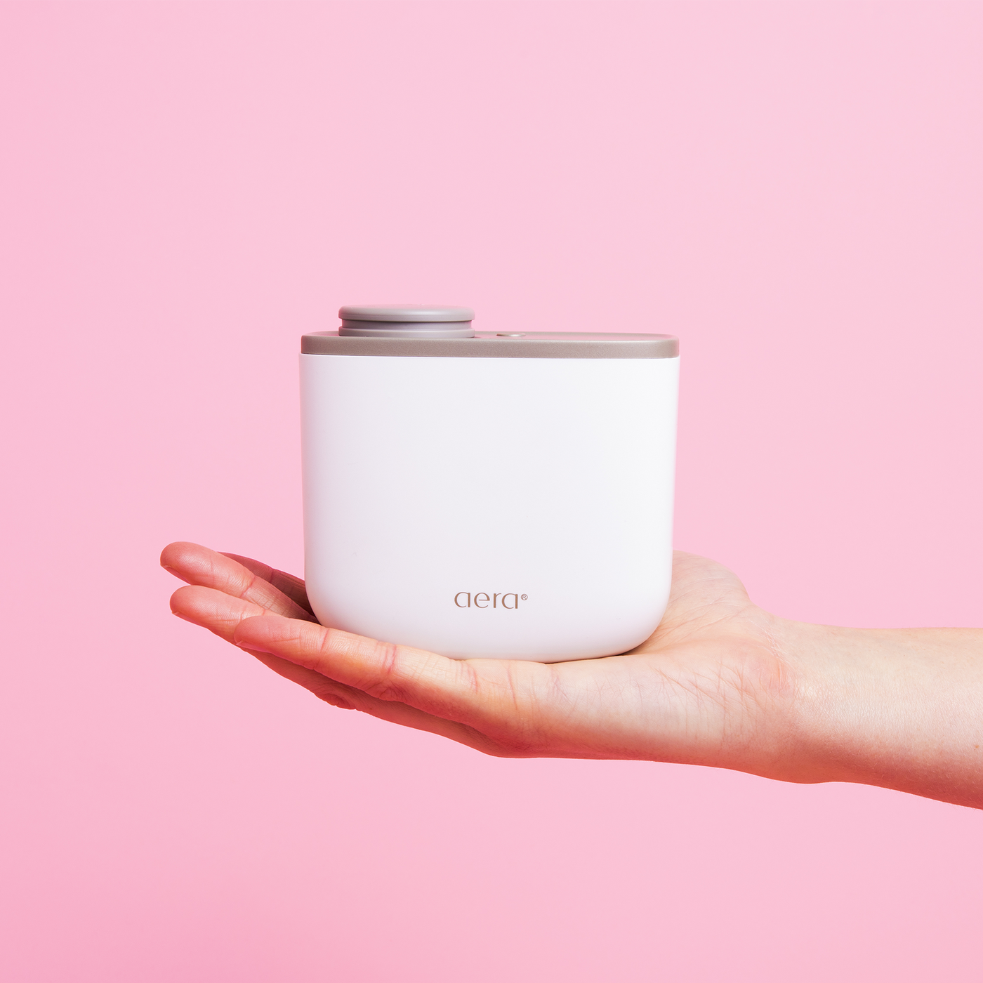 aera mini diffuser in hand